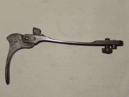 ensemble détente et ressort  avec ses deux vis :  fusil Chassepot  modèle 1866 ;35 euros  