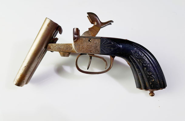 pistolet lefaucheux deux coups à broche canons basculant .