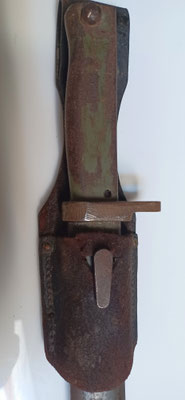 baïonnette  ersatz allemande avec  reste de peinture 