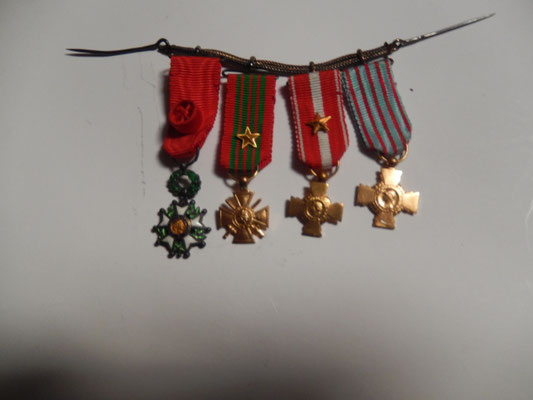  miniatures de médailles, chaîné de suspension argent .prix : 70 euros 