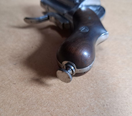 pistolet revolver poivriére details de la crose en noyer 
