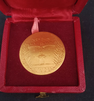médaille de Verdun avec sa boite en bronze doré 
