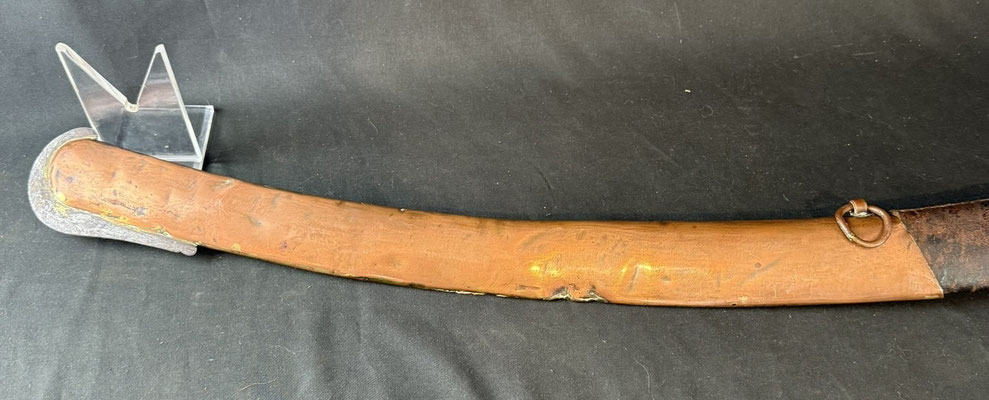 sabre hussard révolutionnaire details de la bouterolle   en cuivre 