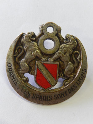 insigne 8 °regiment de spahis algérien attache ressoudé prix : 15 euros
