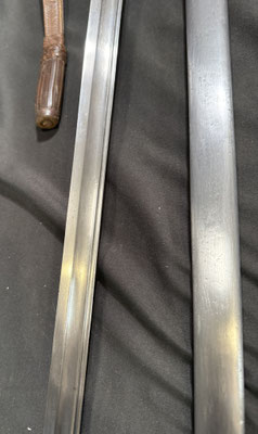 sabre cavalerie légere modele 1822 modifié 83 vue du fourreau et de la lame 