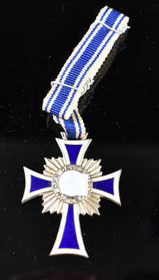 médaille croix des mères allemandes  grade argent avec son ruban Prix : 80 euros