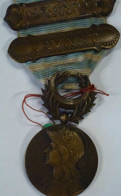médaille du levant avec deux agrafes : levant et levant 25-26 (poinçonnée argent)  Prix: 120 euros