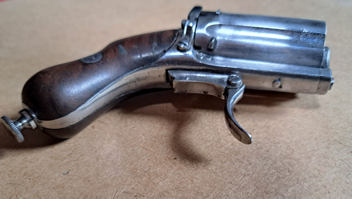 pistolet revolver poivriére detail de la detente repliante .