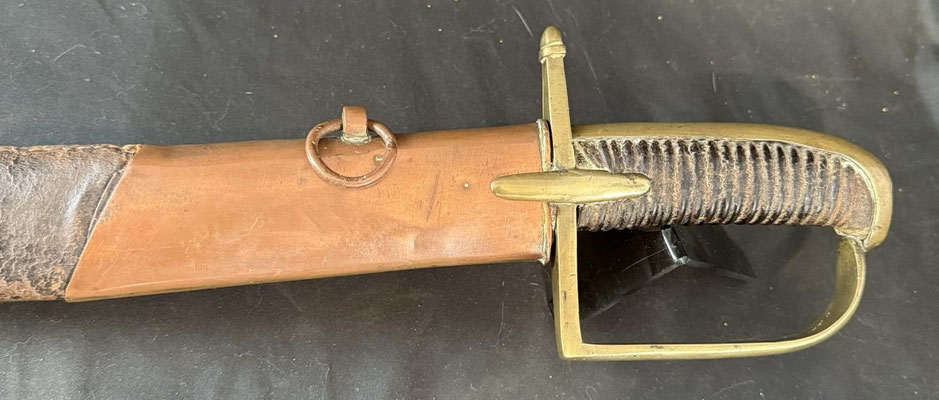 sabre hussard  révolutionnaire vue de la poignée en bronze .