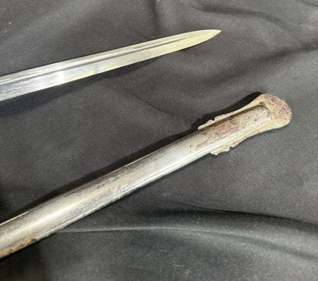 La lame droite à gouttière excentrée est gravée " Manuf d'armes de Chatl.. Janvier 1894 Off infanterie mle 1882, Entr A Treuille"