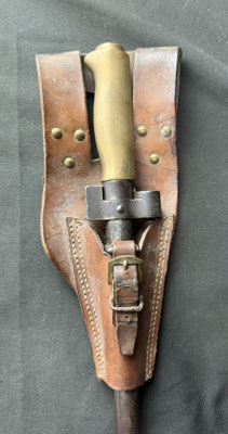 Baïonnette française Mle 1886-15 avec porte-baïonnette riveté