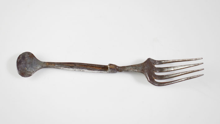 fourchette de voyage pliante en fer forgé 18°siecle 