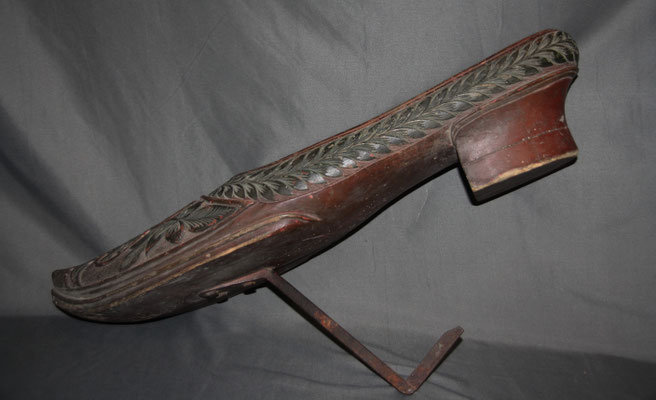 sabot ancien richement decorée
