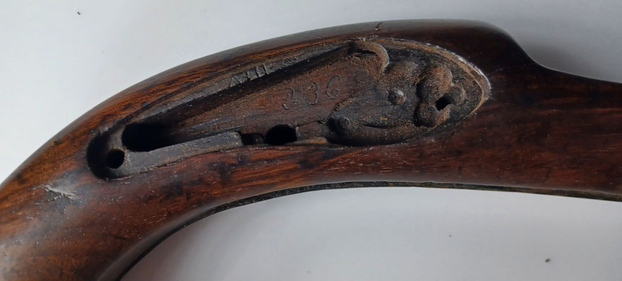 pistolet de marine mle 1837 detail du bois sans platine 