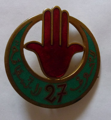  insigne 27 °tirailleurs algeriens .fabriquant Arthus Bertrant  Paris deposé  46  rue de Rennes .prix 40 euros 