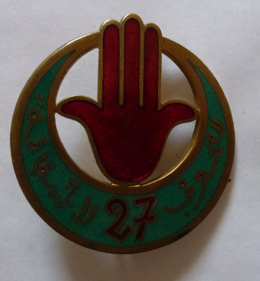 insigne 27 °tirailleurs algeriens .fabriquant Arthus Bertrant  Paris deposé  46  rue de Rennes .prix 40 euros 