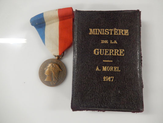 médaille du ministère de la guerre dévouement  épidémie. attribuée avec sa boite (manque un coté bas ) prix  : 80 euros 