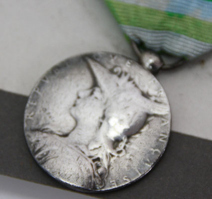 medaille de madagascar en argent  avec agrafe 