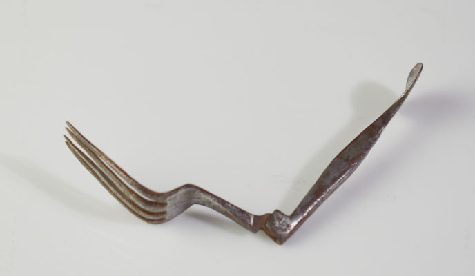 fourchette de voyage pliante en fer forgé 18°siecle  vue pliée 