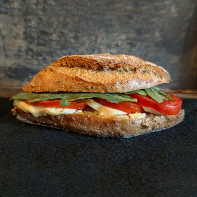 Korny mit Tomate und Mozzarella