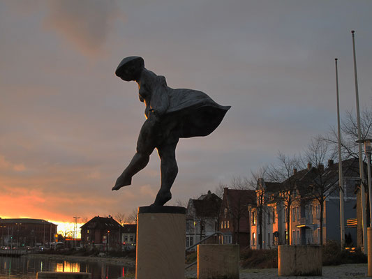 "Die Schleswigerin" - Bronzestatue Schleswig