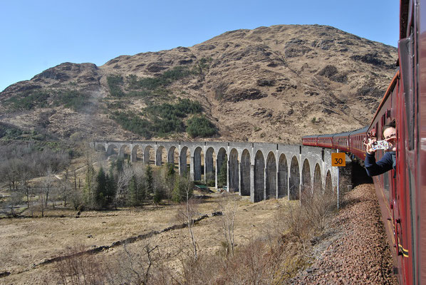 Harry Potter Brücke / Glenfinnan Viadukt während der Fahrt mit dem wahren Hogwarts Express (Discover Scotland Tours)