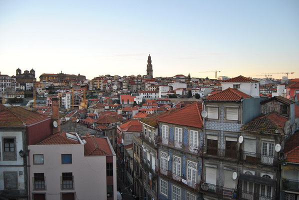 Porto Top 10 Sehenswürdigkeiten - Blick auf die Kirche Igreja Torre dos Clérigos 