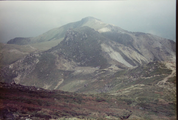 星生崎と星生山(奥)