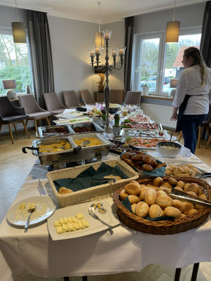 Ein reichhaltiges Frühstücksbuffet, ...