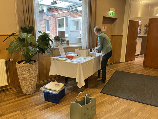Der Büchertisch lockt mit tollen Angeboten