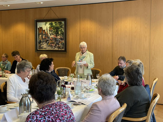 Frau Gudrun Stiekel gibt Einblicke in die Arbeit der Celler Bürgerstiftung