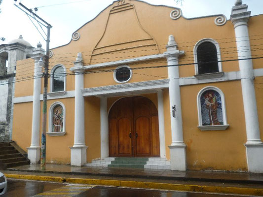 Iglesia nueva, justo a lado de la antigua.