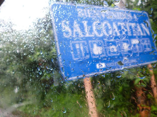 Bajo la lluvia, bienvenida a Salcoatitán.