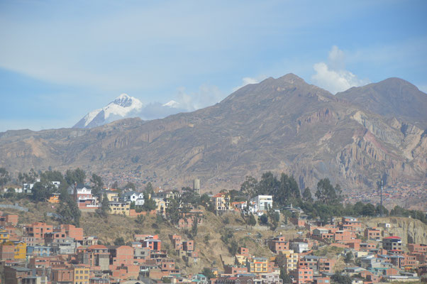 LA PAZ ist umgeben von schneebedeckten , sehr hohen Bergen