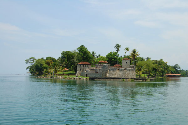 Die Festung Castillo de SanFelippe von ca.1510 am Ausgang des riesigen Lago de Izabal