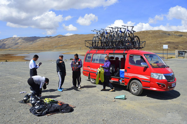 Abladen der Räder. Hier ist der Einstieg in die BIKETOUR