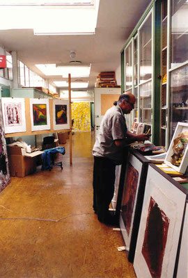 Pedro Meier Multimedia Artist im Atelier – ehemaliges Farblabor der Textilfabrik Gugelmann Roggwil-Wynau Schweiz – total abgebrannt 2001, alles verloren, Foto 1999 Pedro Meier Niederbipp