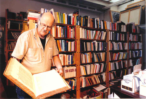 Bibliothek von Pedro Meier Multimedia Artist – Atelier in einer alten Textilfabrik Roggwil-Wynau Gugelmann Areal Schweiz – abgebrannt 2001 – Pedro Meier hat dadurch sein ganzes künstliche Lebenswerk unwiederbringlich verloren – © Pedro Meier Niederbipp 3