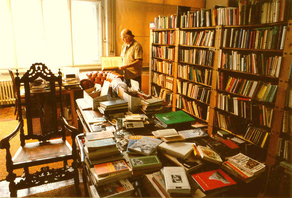 Bibliothek von Pedro Meier Multimedia Artist – Atelier in einer alten Textilfabrik Roggwil-Wynau Gugelmann Areal Schweiz – abgebrannt 2001 – Pedro Meier hat dadurch sein ganzes künstliche Lebenswerk unwiederbringlich verloren – © Pedro Meier Niederbipp 2