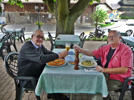 Egon Ammann und Pedro Meier im Garten der Brauerei in Niederbipp alias Amrain. Laut Gerhard Meier »Das Zentrum der Welt« 8.5.2010 – (nach Ausstellungsbesuch »… Malen ist auch ein archaisches Unterfangen…« Kulturverein Räberstöckli – © Archiv Pedro Meier