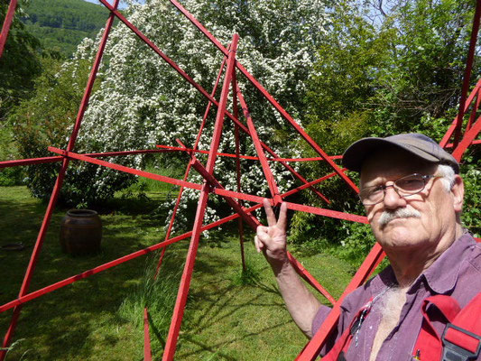 Pedro Meier – Mikado Skulptur in ROT – Atelier-Garten Niederbipp– 2014 Photo »Selfie-Art-Project« © Pedro Meier Multimedia Artist/ProLitteris Zürich, Visarte Solothurn Kunstverein – Bangkok Art Group. Gerhard Meier-Weg Niederbipp Bern Oberaargau