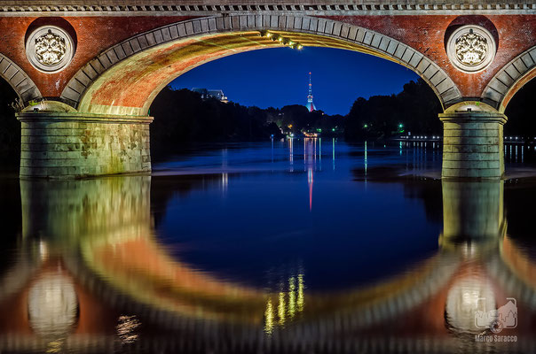 02 - Il ponte Isabella e la Mole Antonelliana illuminata con il tricolore