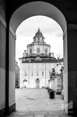 02 - La Chiesa di San Lorenzo vista da Piazza Castello