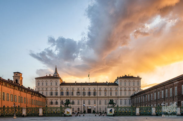 20 - Nuvole infuocate su Piazza Castello all'alba