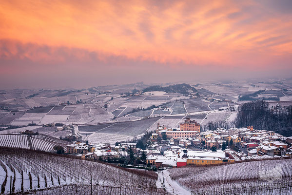 12 - Barolo e le colline innevate al tramonto