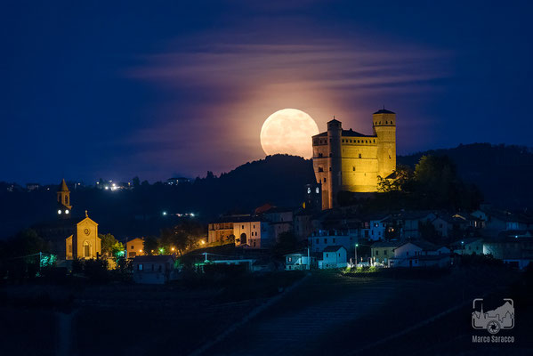 11 - La luna sorge alle spalle del Castello di Serralunga d'Alba