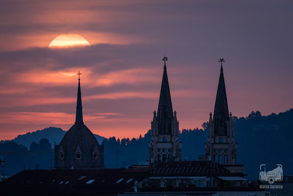 32 - Il sole sorge dalla collina dietro le guglie della Chiesa del Sacro Cuore di Maria (San Salvario)