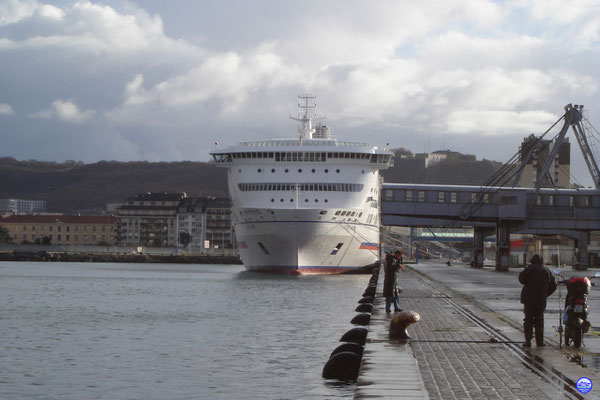 Pont Aven au Quai de France à Cherbourg. L'ancien hôtel Atlantique à gauche et le Fort du Roule en haut à droite. (© lebateaublog 2012)