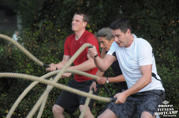 dockfit altona fitness Personal-Trainer bootcamp hamburg training fitnessexperten hamburg dockland battle ropes outdoor training Hindernisse Dockfit "super Start in den Tag"