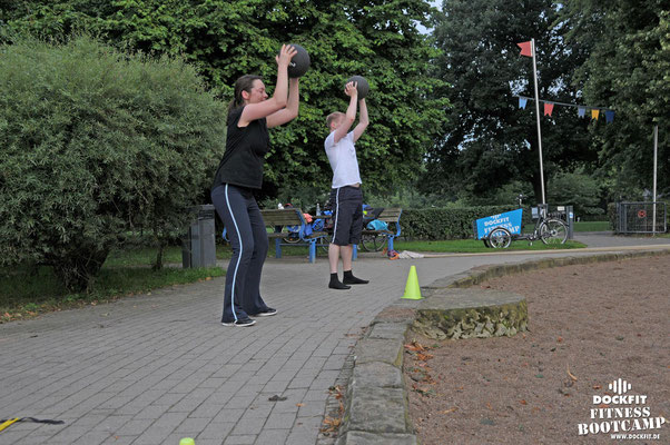 HIIT triathlon stadtpark dockfit altona fitness Personal-Trainer bootcamp hamburg training fitnessexperten hamburg dockland battle ropes outdoor training Burpees overhead  2017 abnehmen Gewichtsreduktion outdoor Montag Mittwoch Altonaer-Balkon Sixpack